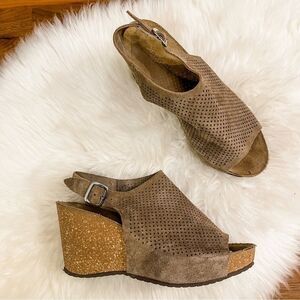 🍋 A. Giannetti • Womens Wedge Heel Perforated Suede Tan Slingback Sandals Size